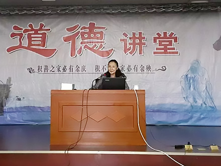 劉善本將軍女兒劉江平來(lái)許昌經(jīng)濟(jì)開(kāi)發(fā)區(qū)做英雄事跡報(bào)告